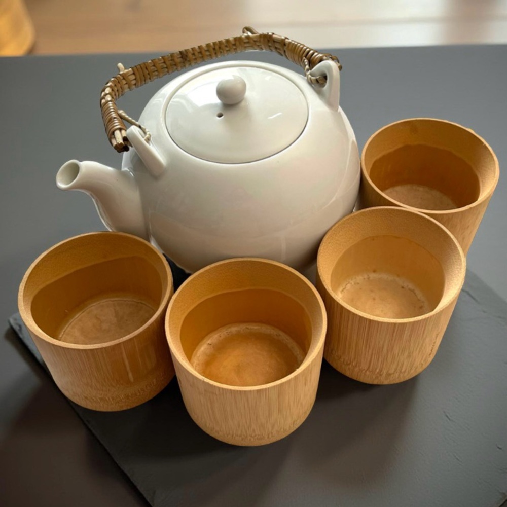 32 ounce White Ceramic Teapot with 4 x 6 ounce Bamboo Cups